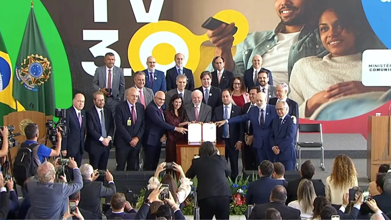 Gestores de TVs e de associações estiveram reunidos em cerimônia de assinatura de implementação da TV 3.0 no Brasil