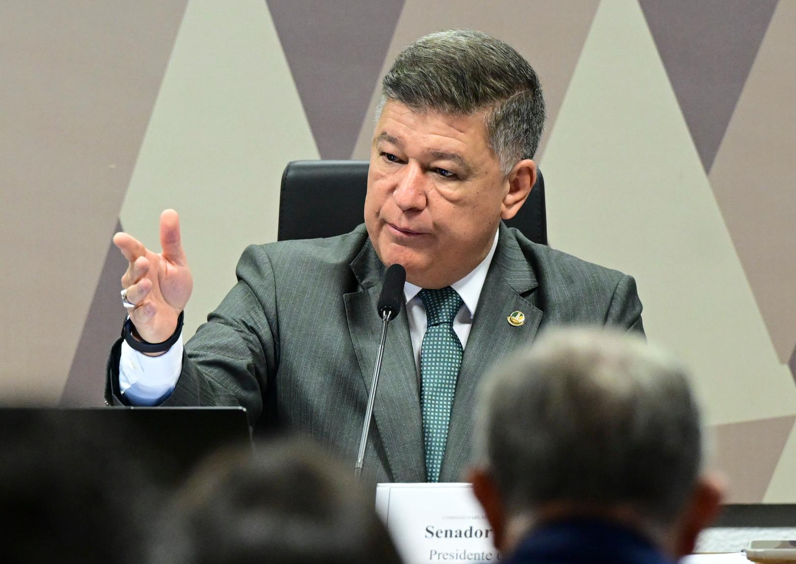 Imagem mostra senado Carlos Viana, autor do projeto de lei aprovado pelo Senado que proíbe fiança para acusados de crimes relacionados à pedofilia