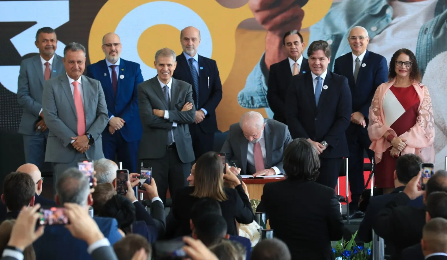 O evento reuniu autoridades políticas e do setor de comunicações