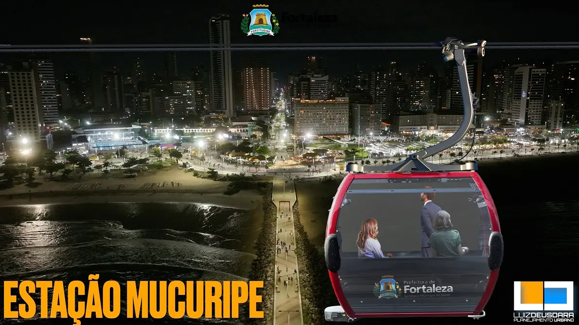 Imagem mostra o teleférico da orla de Fortaleza em funcionamento à noite, com a cabine passando sobre a praia iluminada. No canto inferior está escrito “ESTAÇÃO MUCURIPE”, junto ao logotipo da Prefeitura de Fortaleza.