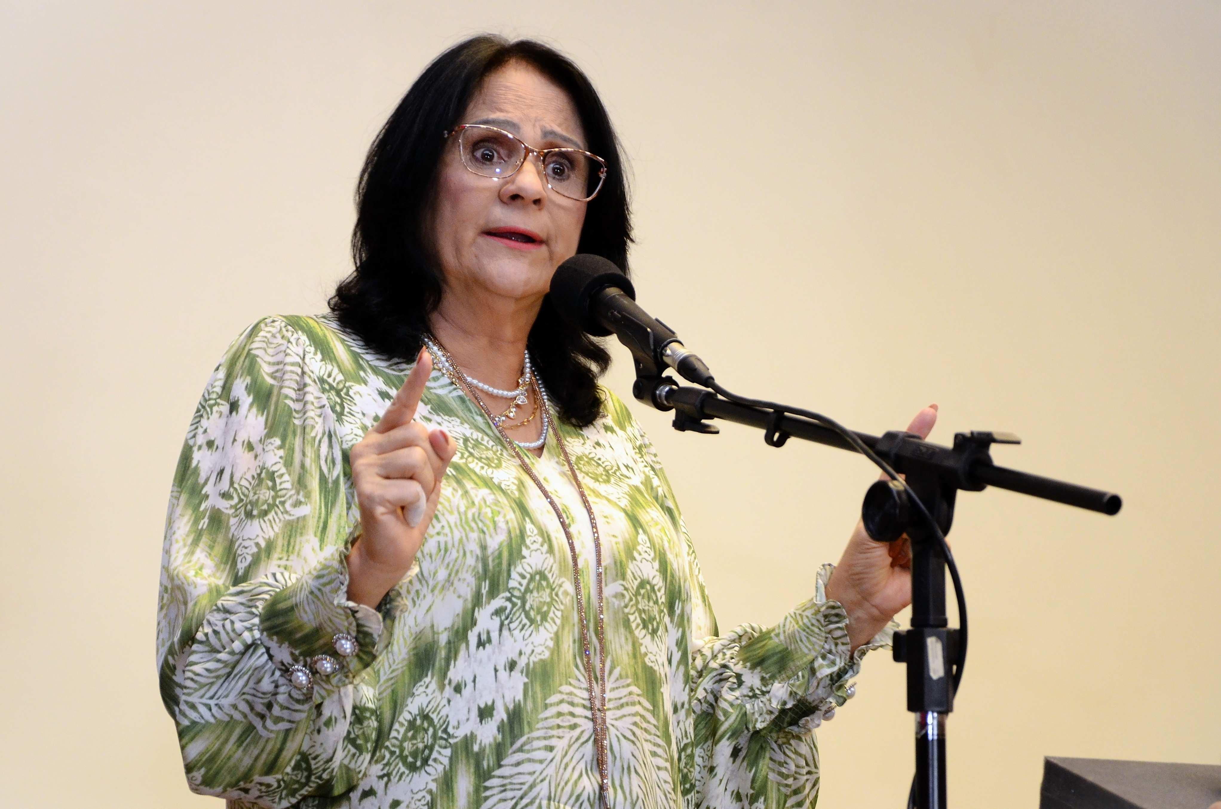 Imagem da senadora Damares Alves, que foi diagnosticada com câncer de mama