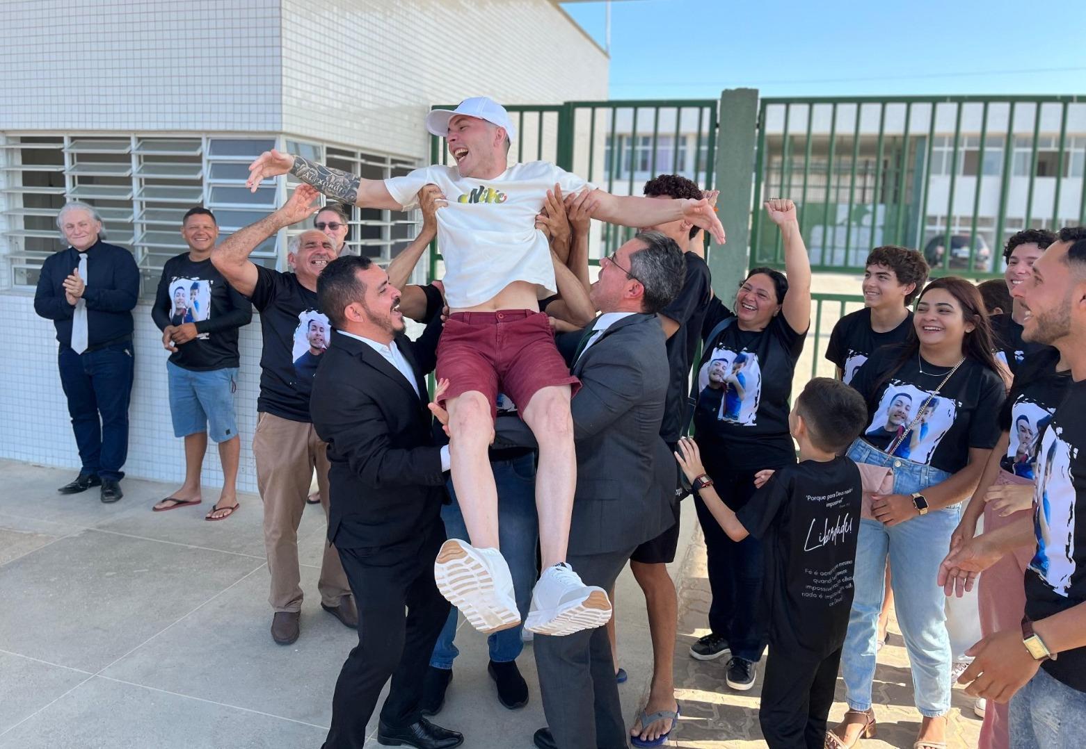 Jorge Luiz, motoboy absolvido, foi recepcionado por amigos e familiares na saída da prisão. À esquerda, de terno e camisa social branca, está Antônio Cláudio, que também foi preso injustamente pelo crime de estupro