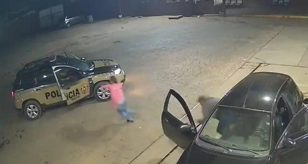 Mulher corre pedindo ajuda a PMs após ser sequestrada e estuprada pelo ex-companheiro; veja vídeo