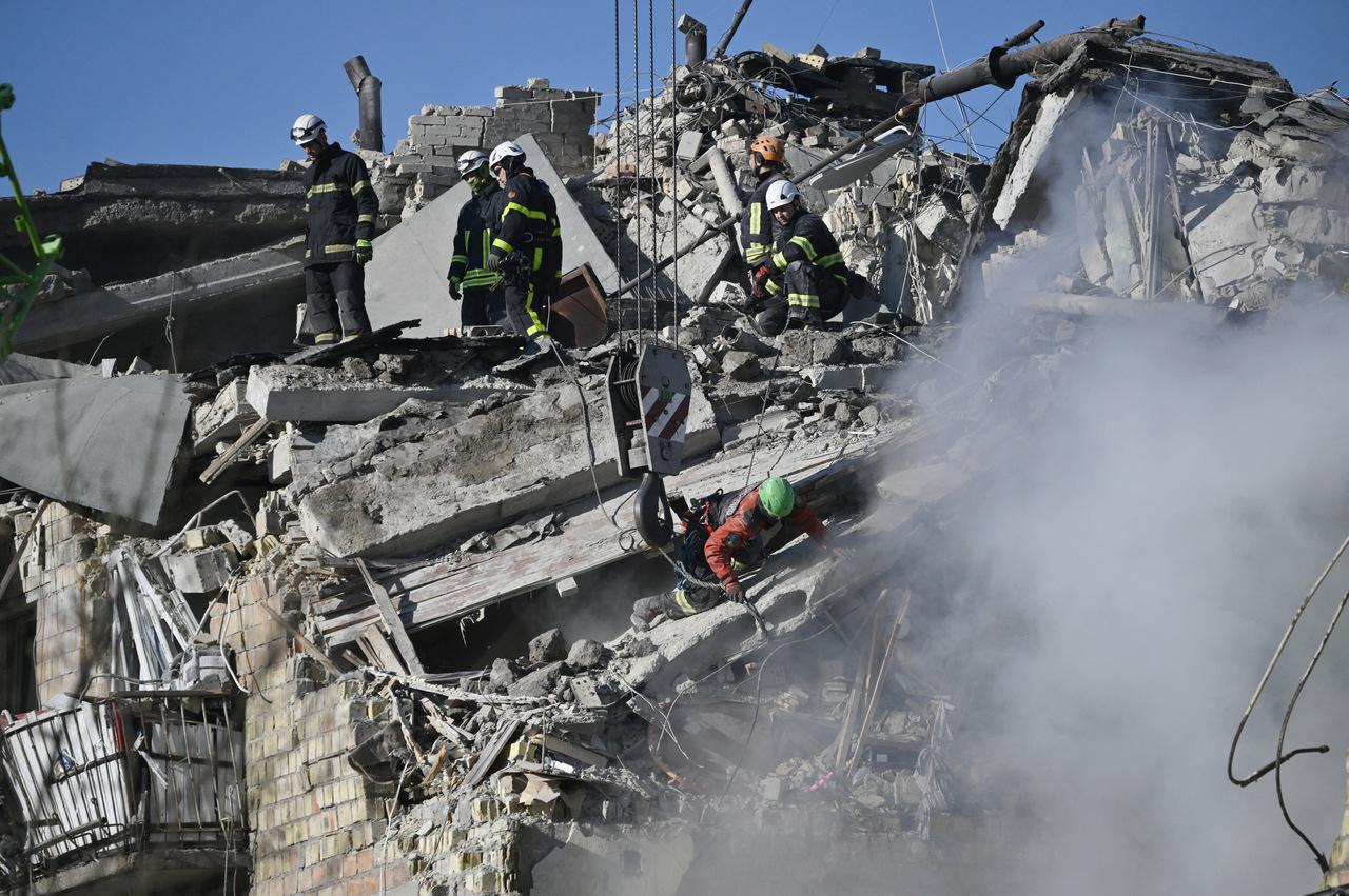 Imagem mostra socorristas ucranianos realizando uma operação de busca e resgate em torno de um edifício residencial gravemente danificado durante um ataque russo com mísseis e drones contra Kiev, na Ucrânia