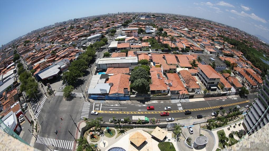 Vista da cidade de Fortaleza com lente olho de peixe, mostrando centenas de casas e prédios até a linha do horizonte que acaba num céu azul