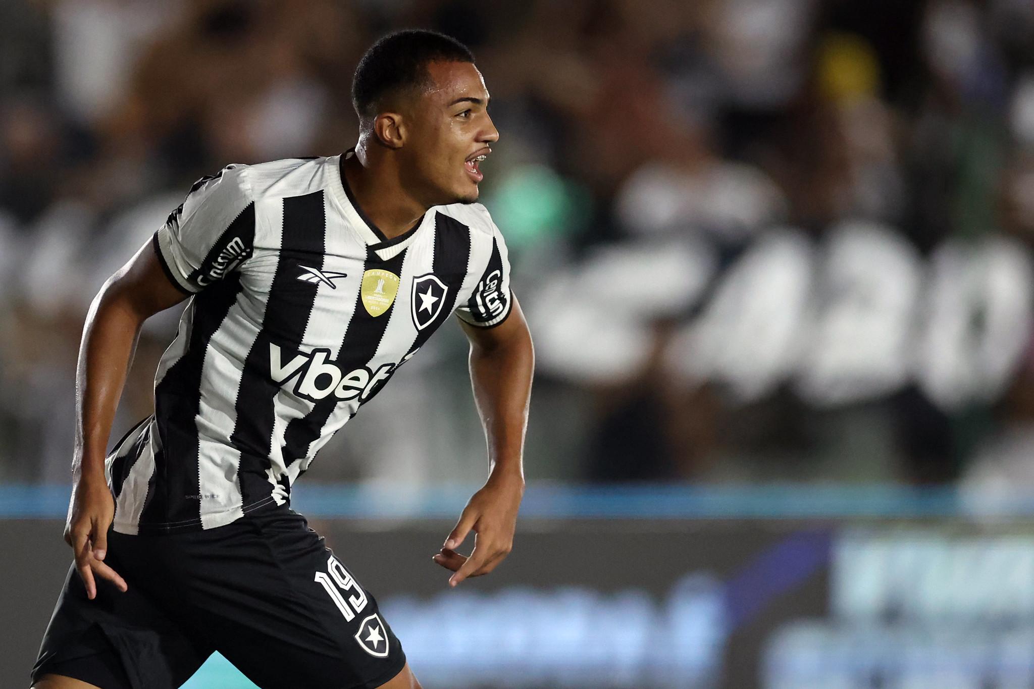 O atacante Kayke em ação pelo Botafogo