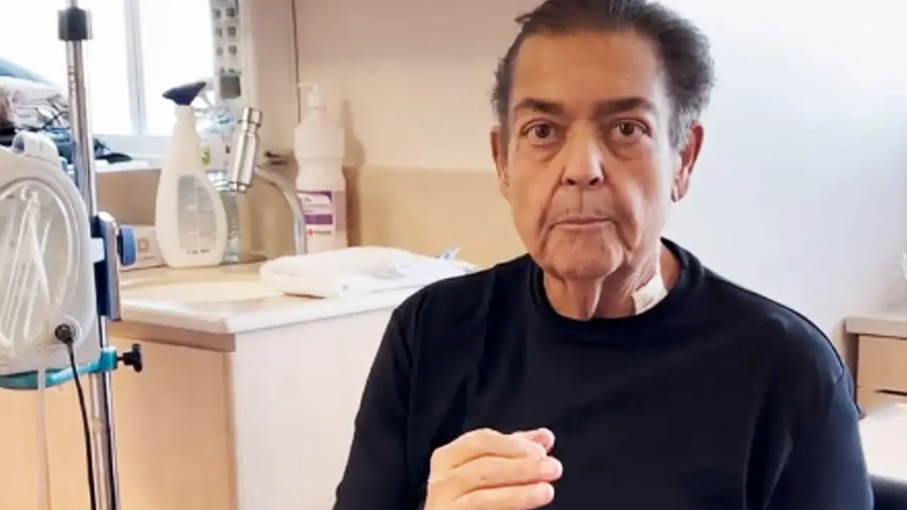 Imagem mostra Faustão com ambiente hospitalar ao fundo ilustrando alta hospitalar recebida por ele em 28 de agosto de 2025