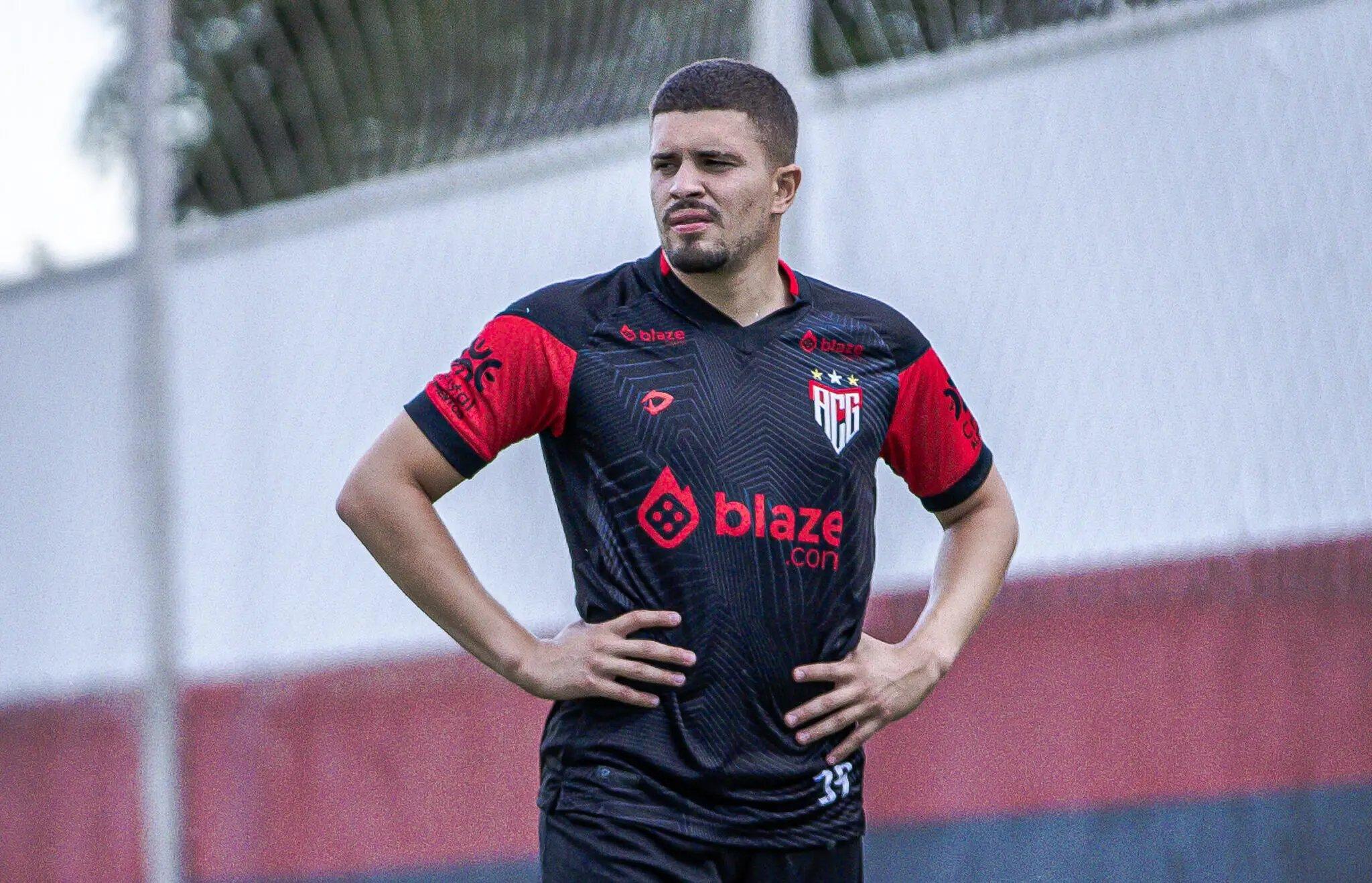 Lucas Gazal em ação pelo Atlético-GO