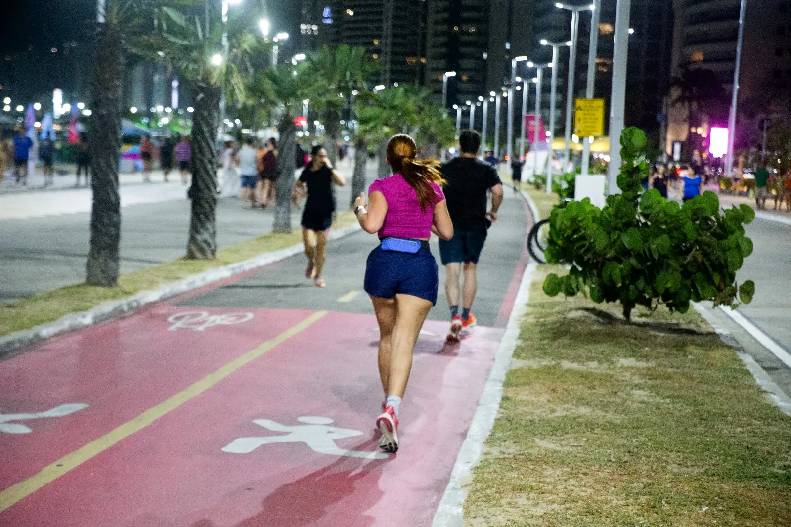 Pessoas correndo na ciclofaixa compartilhada da Beira-Mar de Fortaleza