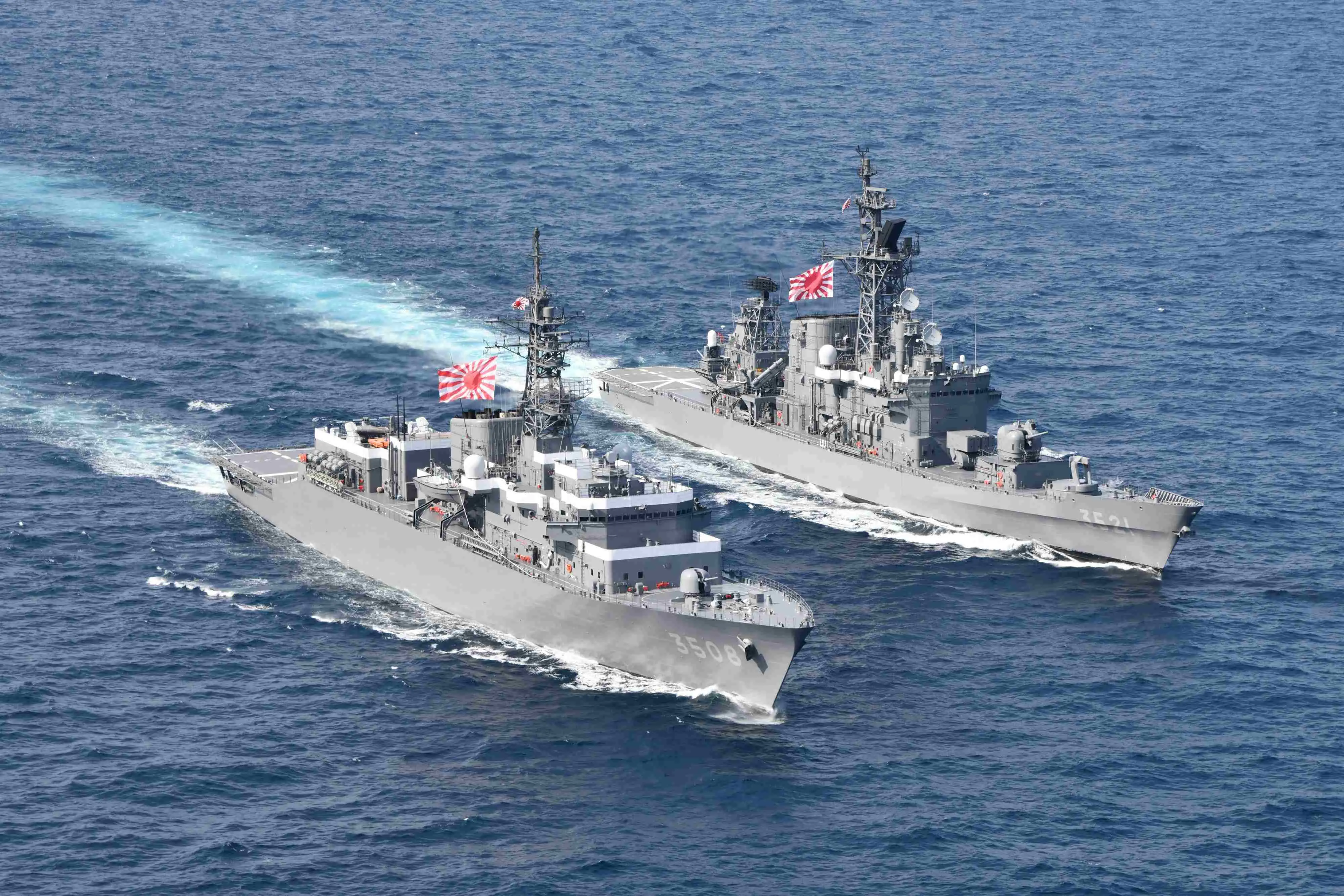 Imagem de dois navios japoneses que irão atracar no porto de Fortaleza durante exercício de navegação oceânica