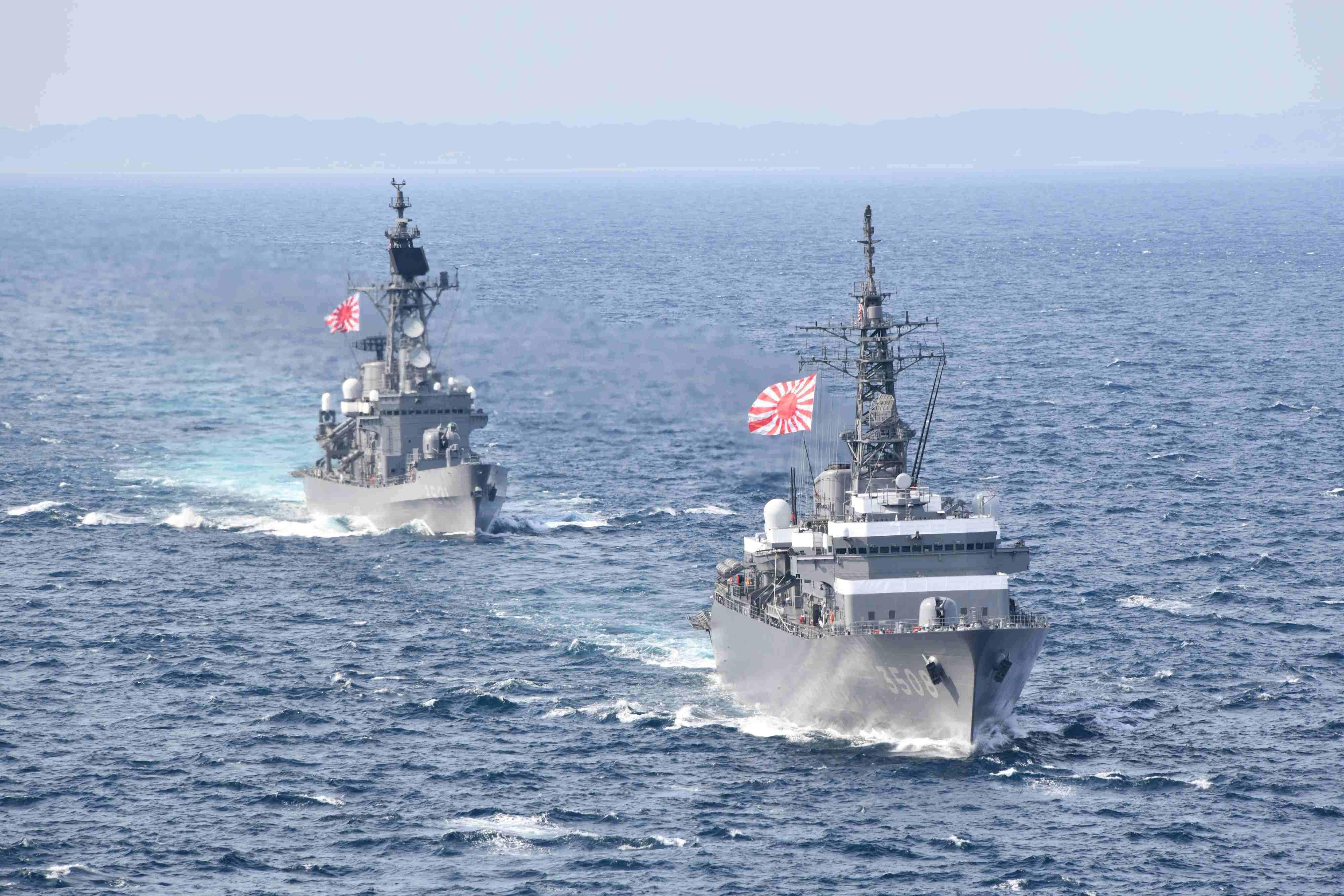 Imagem de dois navios japoneses que irão atracar no porto de Fortaleza durante exercício de navegação oceânica