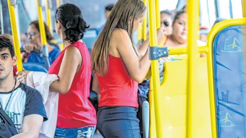 Mulheres dentro de ônibus em Fortaleza