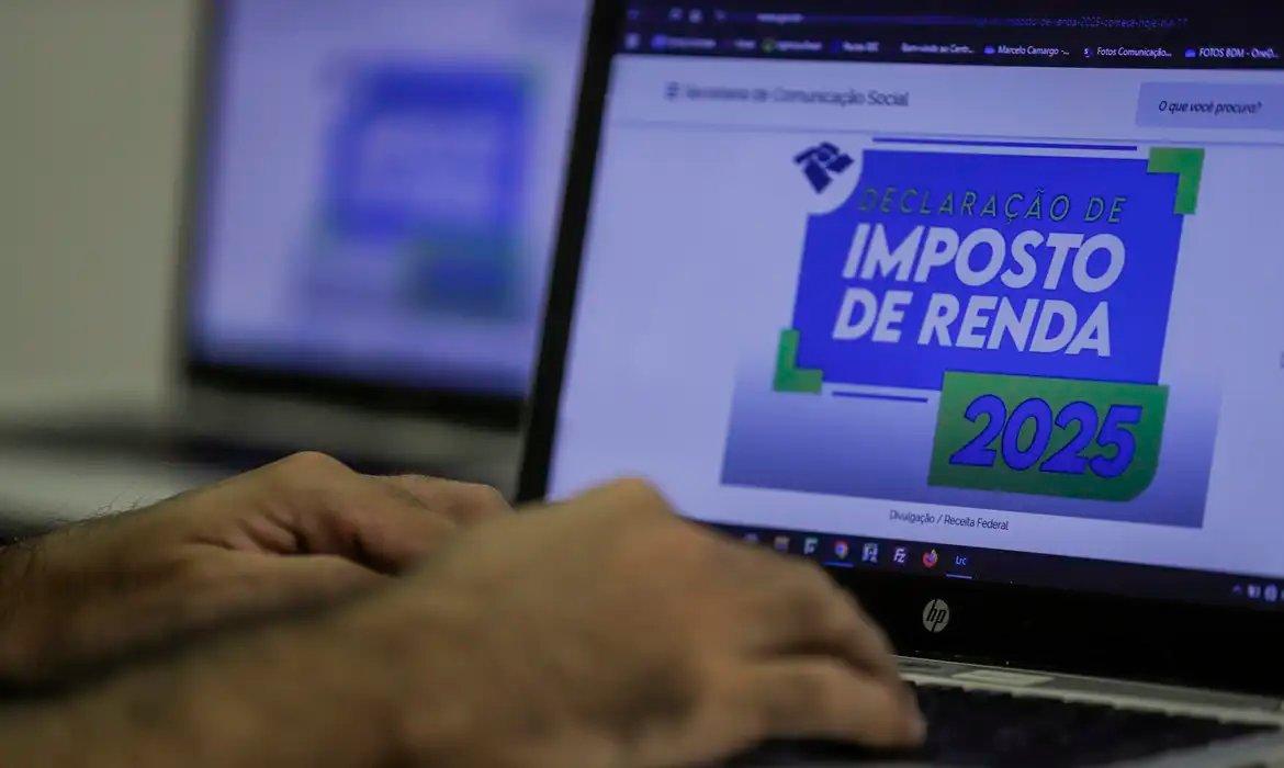 Pessoa acessando da Receita Federal sobre a declaração de Imposto de Renda 2025 no computador, com foco na tela que mostra o documento fiscal digital, ilustrando pagamento do 4º lote de restituição do imposto de renda