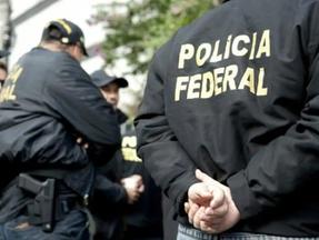 Imagem mostra policiais federais participando de operação de segurança, mostrando profissionais em ação com destaque para a polícia federal na cena, ilustrando investigação sobre vazamento de dados sobre operação contra pcc