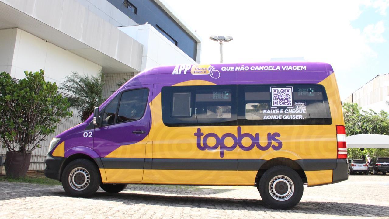 Van do TopBus, que teve as atividades encerradas em Fortaleza em 2025