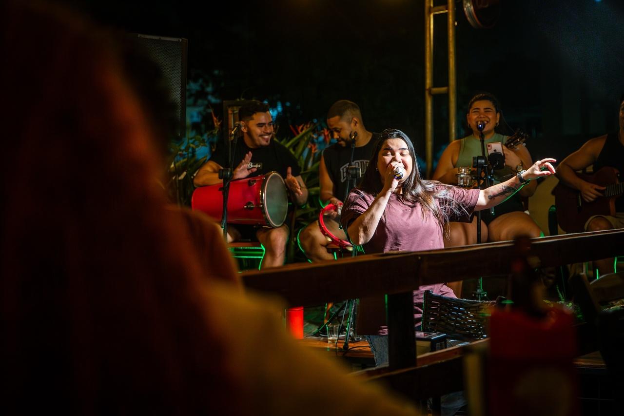 Na foto, Camila e Sâmia Bonfim comandam noite do pagode junto a músicos da banda Bom Lance