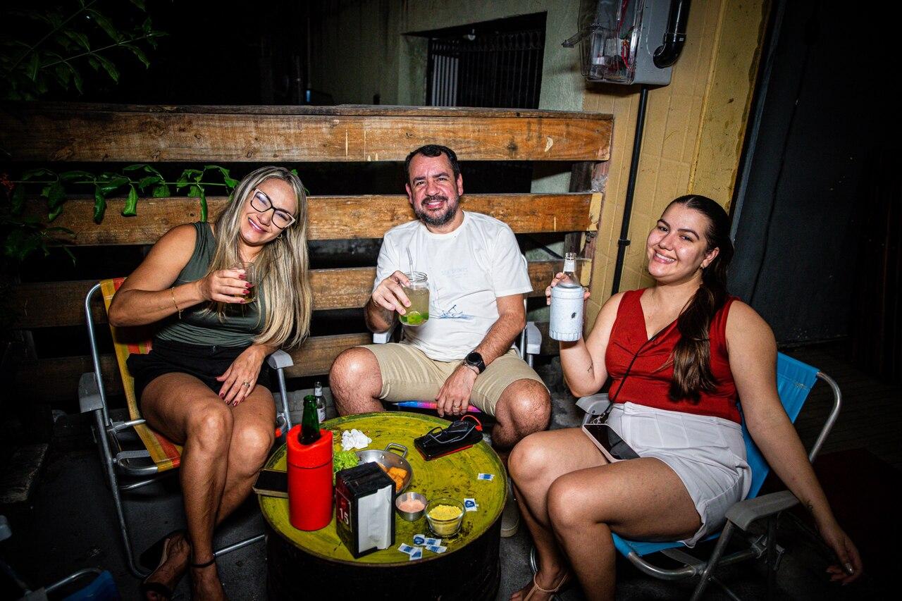 Público curte Quinta do Pagode no Pub Delas