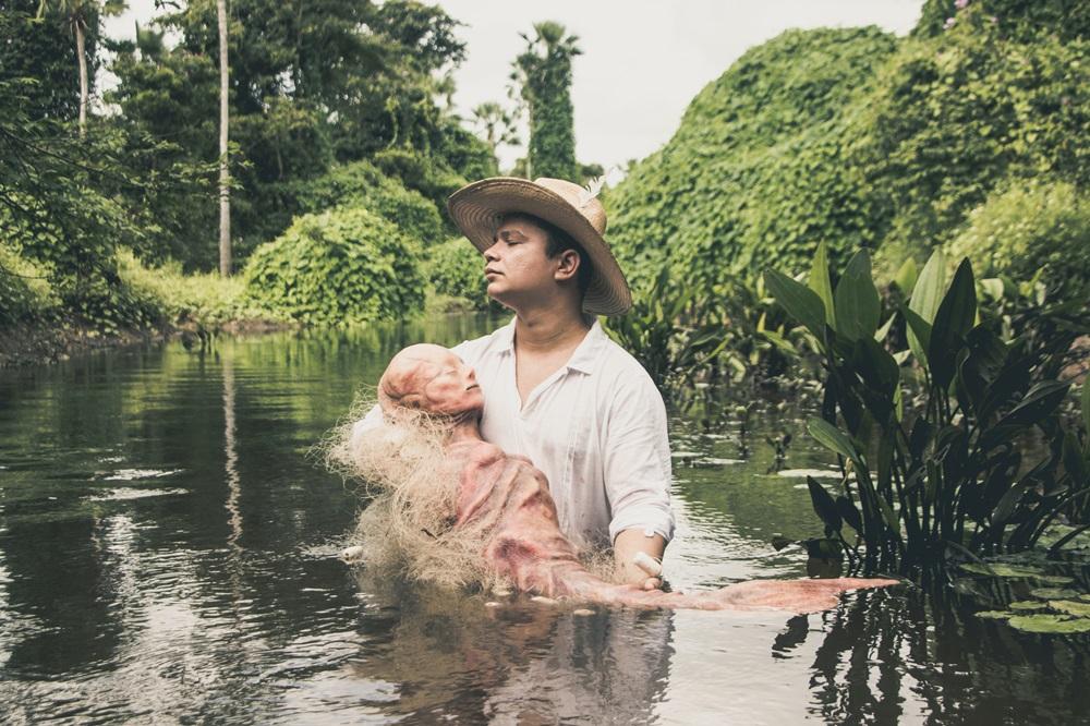 Na imagem, o artista plástico Davi Ângelo com uma das próprias criações, uma sereia produzida em conformidade com as lendas do Ceará