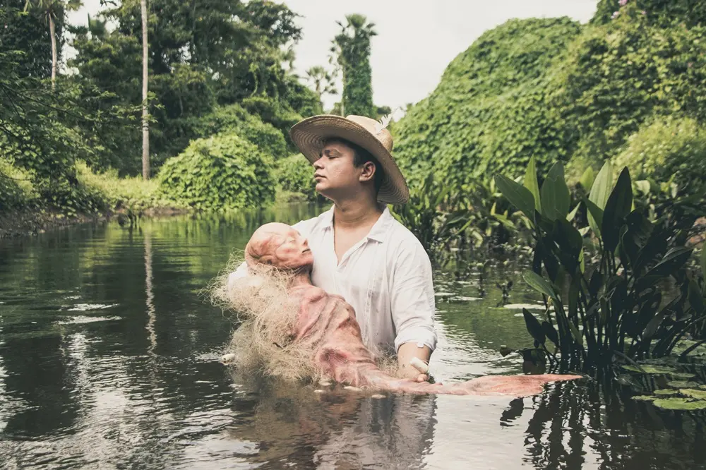Na imagem, o artista plástico Davi Ângelo com uma das próprias criações, uma sereia produzida em conformidade com as lendas do Ceará