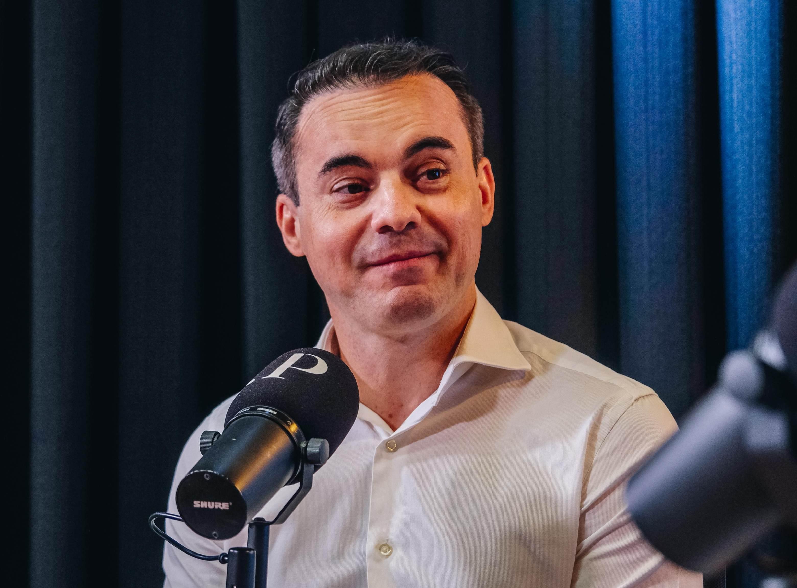 Capitão Wagner durante entrevista ao PontoPoder. Ele observa os entrevistadores com um leve sorriso no rosto