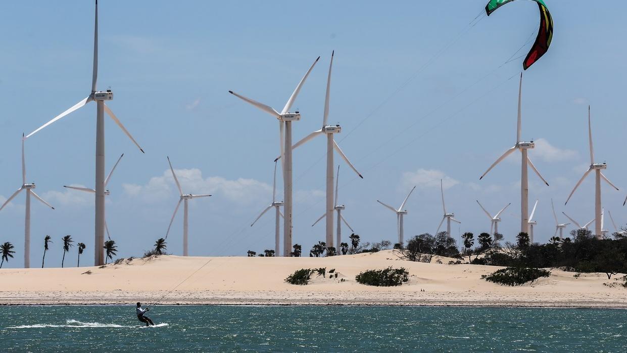 Homem pratica esporte náutico em praia do Ceará