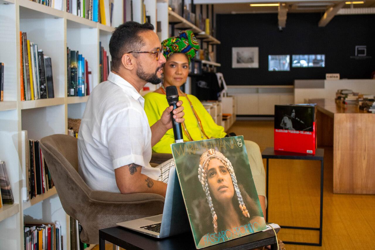 O fotógrafo Régis Amora e a cantora Lorena Nunes em encontro do projeto Imagens Sonoras