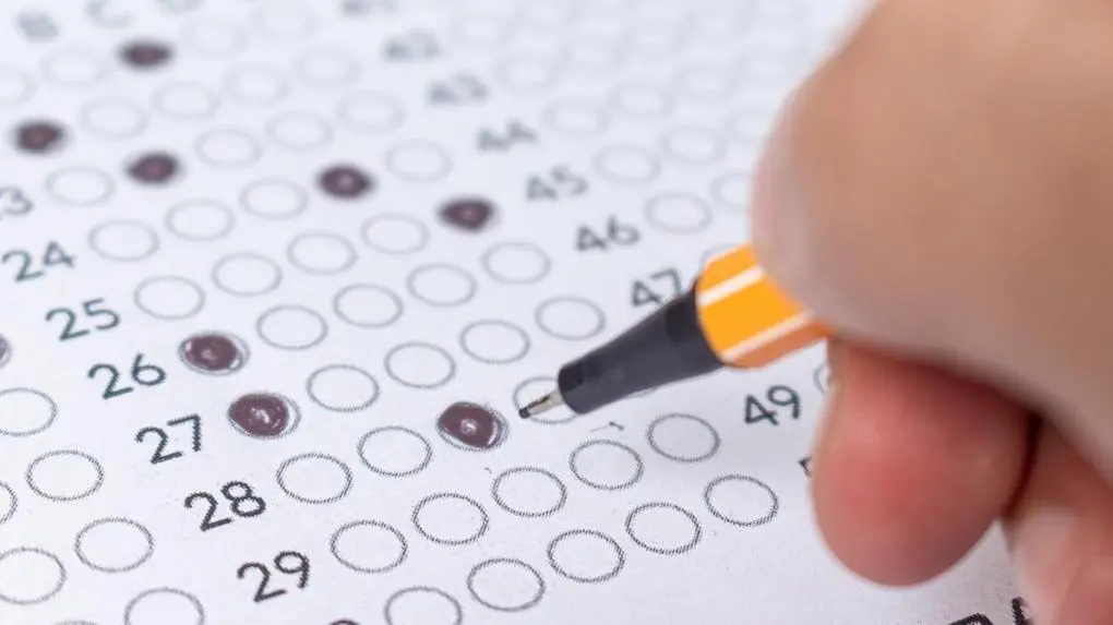 Gabarito de prova sendo preenchido