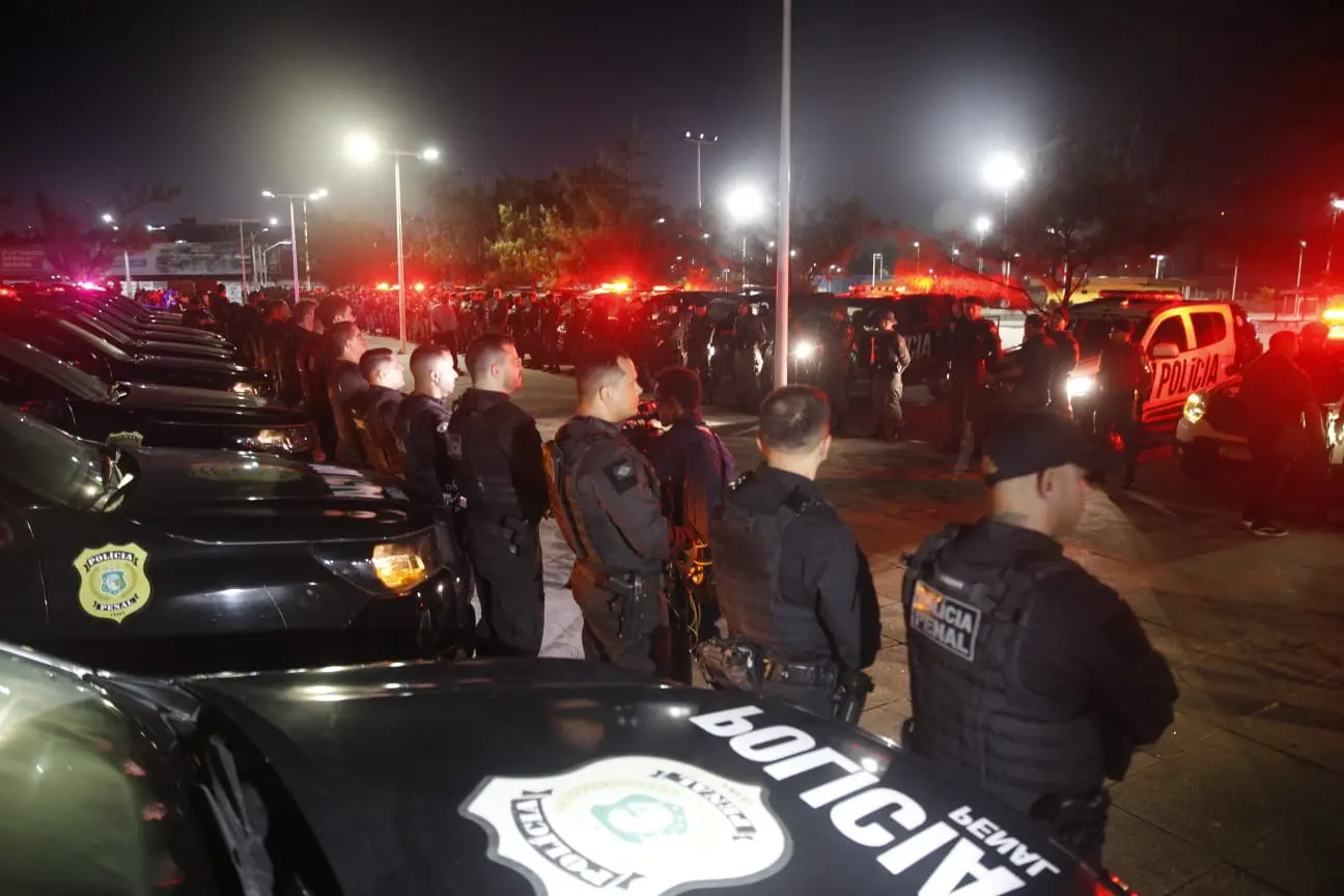 Foto de policiais civis e militares em viaturas na saída de operação no bairro Praia do Futuro, em Fortaleza
