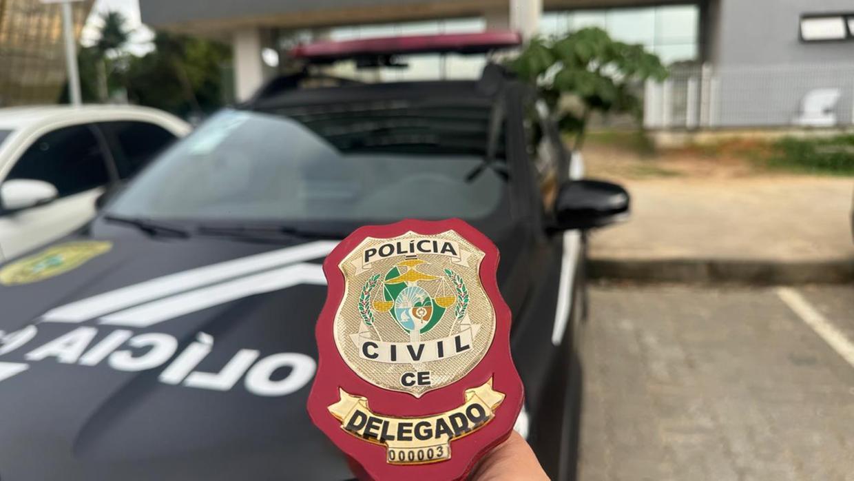 Distintivo de delegado da Pol&iacute;cia Civil do Cear&aacute; frente a carro da Pol&iacute;cia Civil do Cear&aacute;