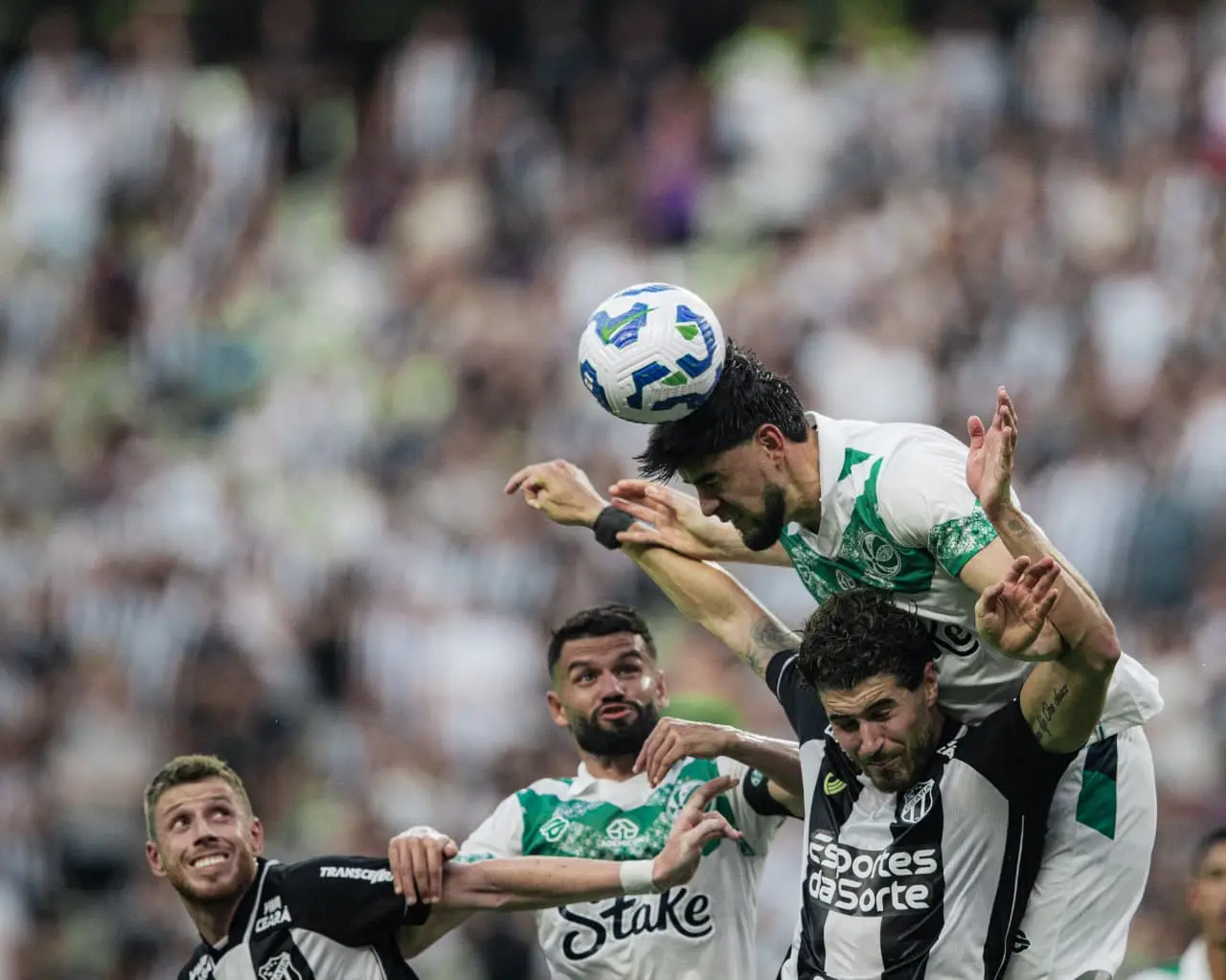 Atletas de Ceará e Juventude disputam bola