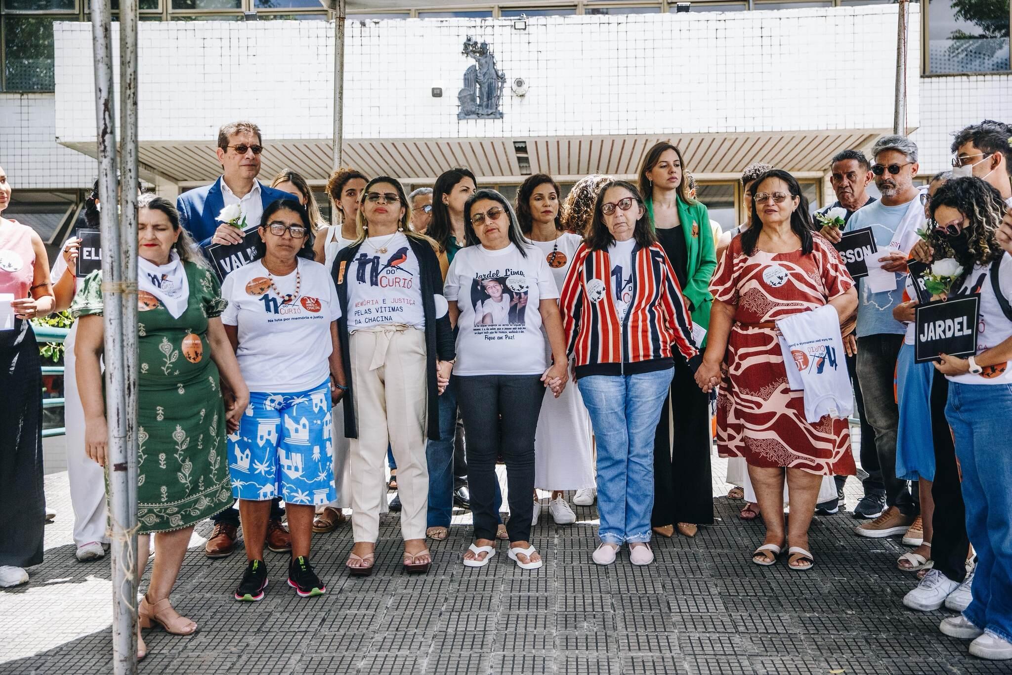 Mães e familiares de vítimas da chacina do curió, que ocorreu em Fortaleza, em 2015, ficam reunidas enquanto esperam resultado do quarto juri