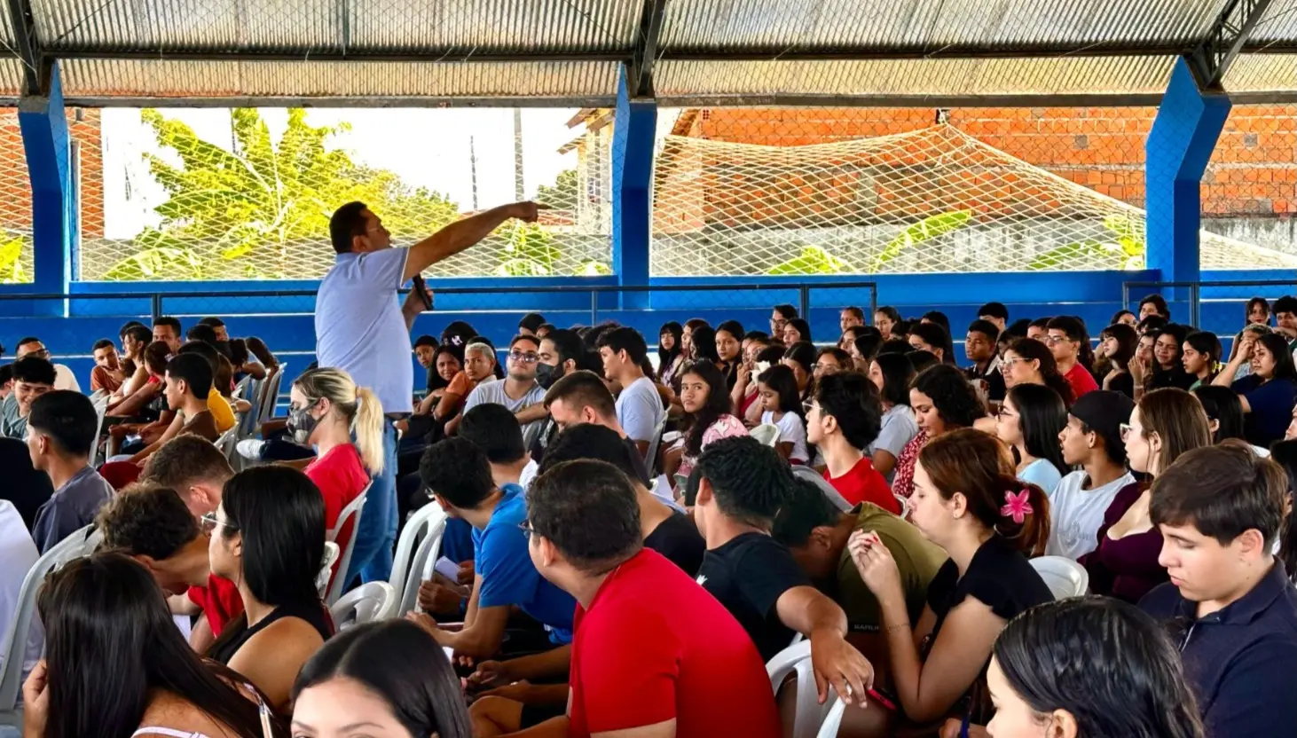 Professor dá aula para estudantes de São Gonçalo do Amarante