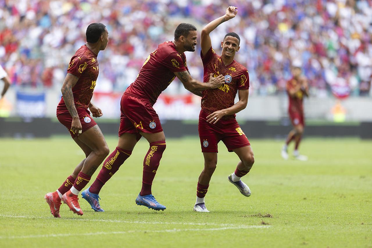 Foto de jogadores do Bahia comemoram gol durante partida