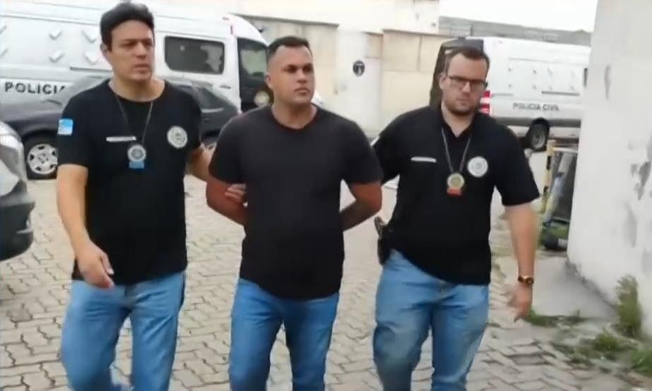 Policial penal sendo levado preso por policiais civis