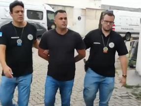 Policial penal sendo levado preso por policiais civis