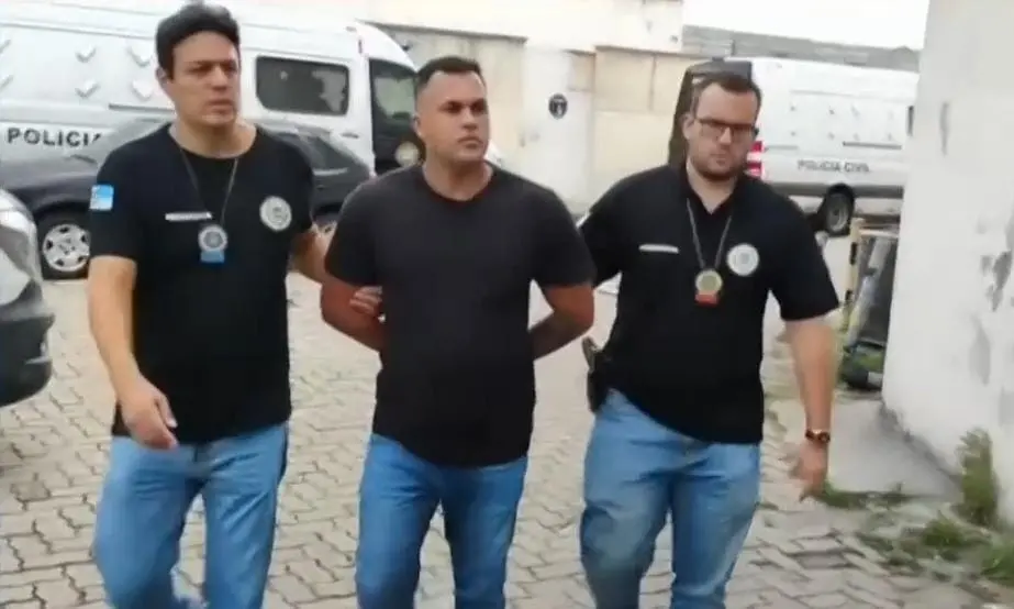 Policial penal sendo levado preso por policiais civis