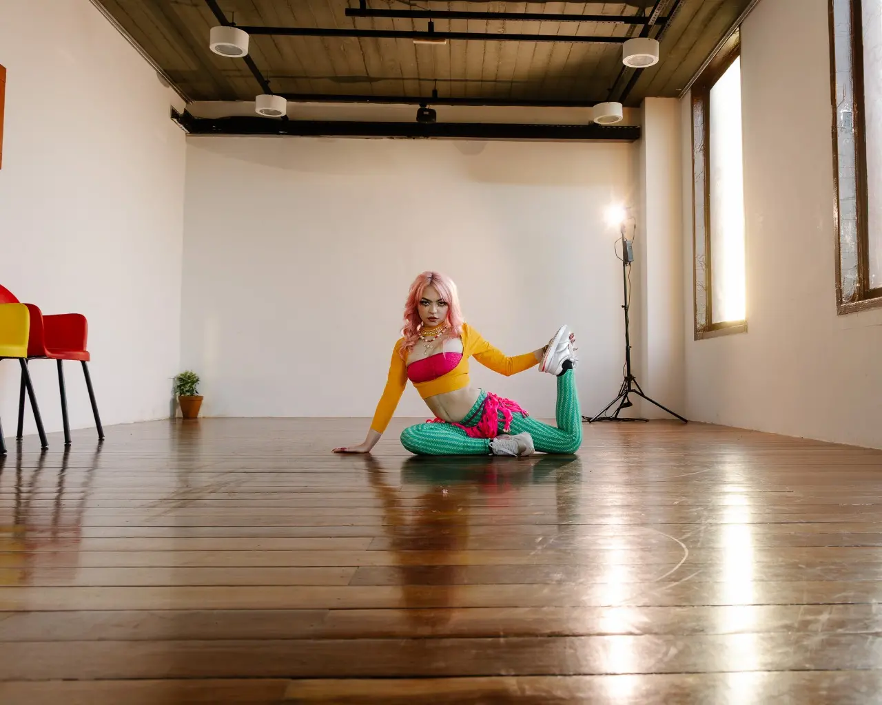 Cantora apresenta show de pop que remete à sonoridade dos anos 2000