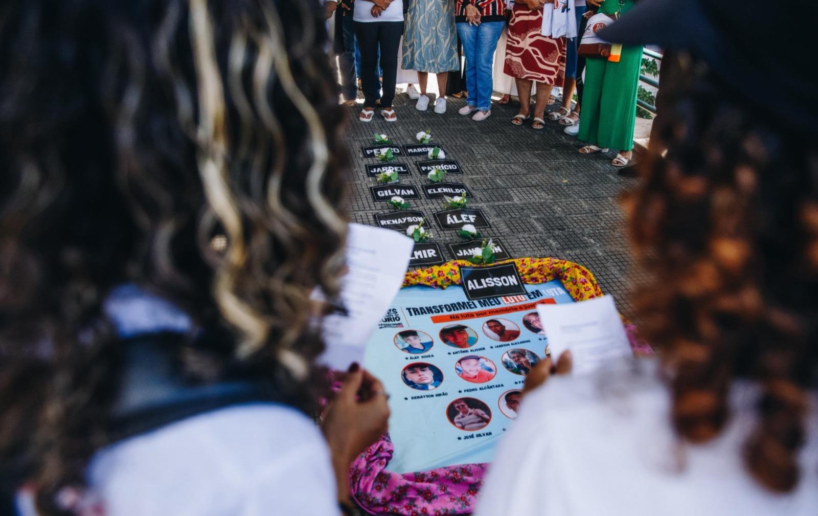 Famílias e amigos das vítimas da Chacina do Curió em vigília em frente ao Fórum Clóvis Beviláqua durante o júri