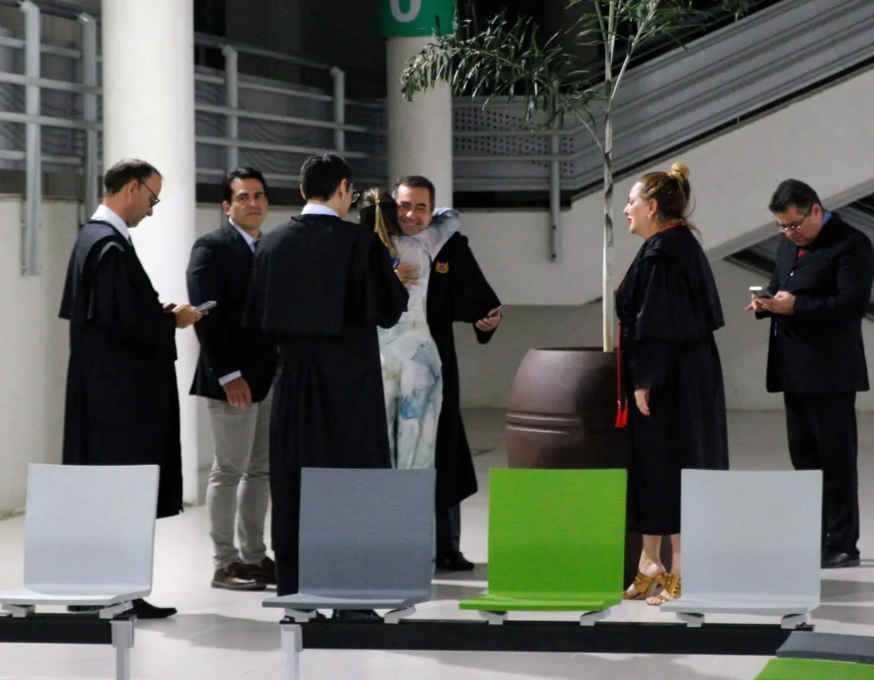 Advogados dos réus no Júri do Curió comemoram absolvição