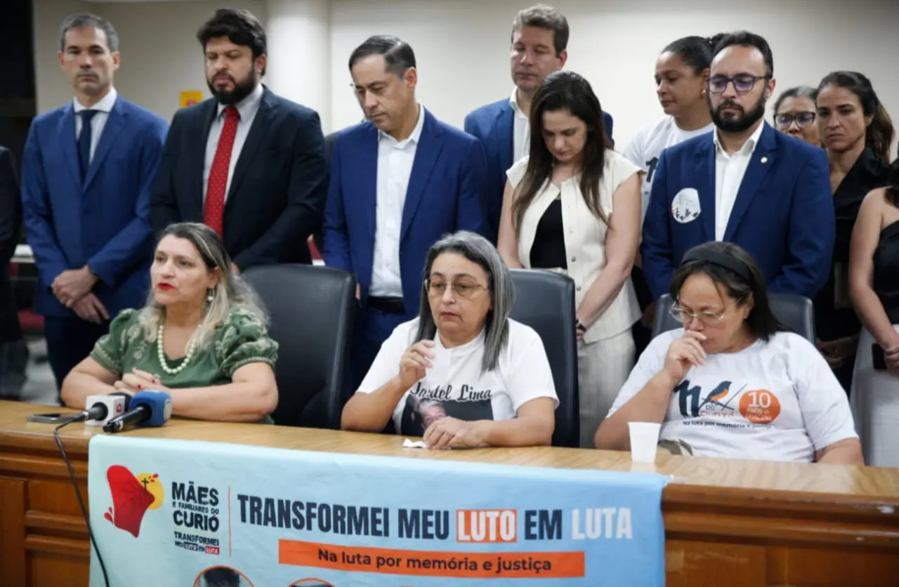 Mães de vítimas da Chacina do Curió discursam em mesa