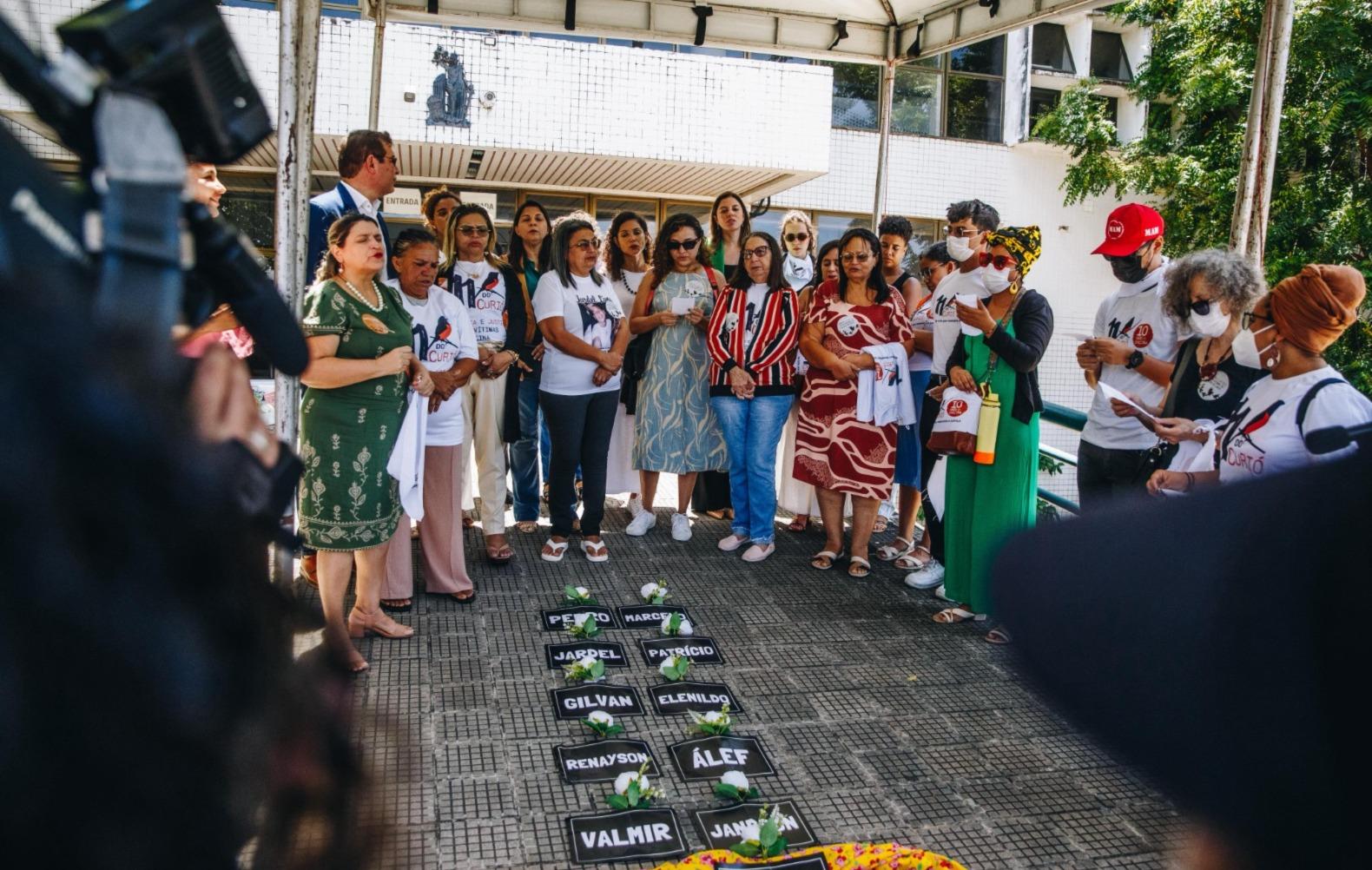 Familiares e amigos das vítimas fizeram vigília em frente ao Fórum Clóvis Beviláqua enquanto aguardavam o resultado do júri