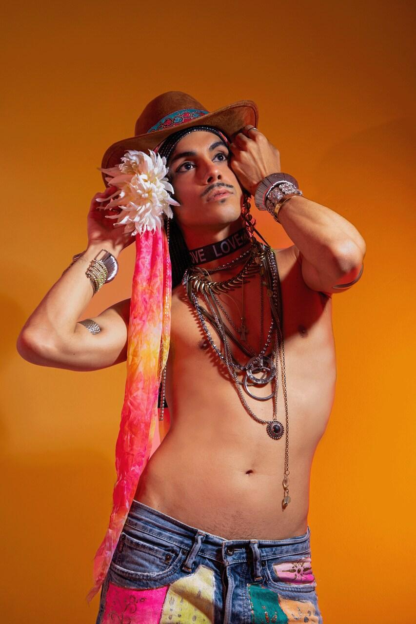 César Soares interpreta Ney em tributo