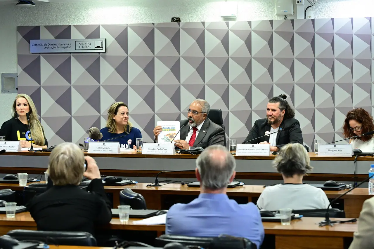 Foto mostra Comissão de Direitos Humanos do Senado durante audiência pública sobre o Estatuto dos Cães e Gatos
