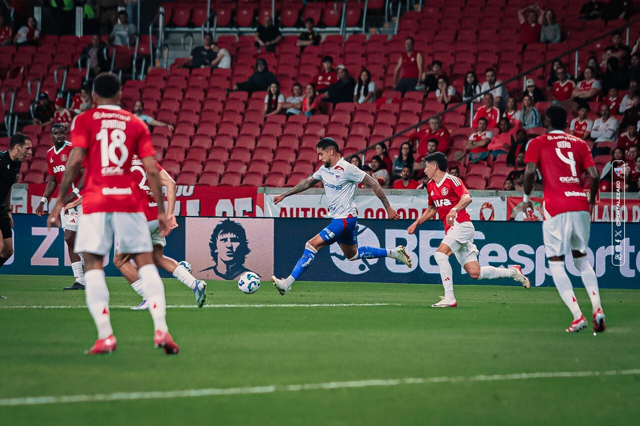 Atletas de Fortaleza e Internacional disputam bola