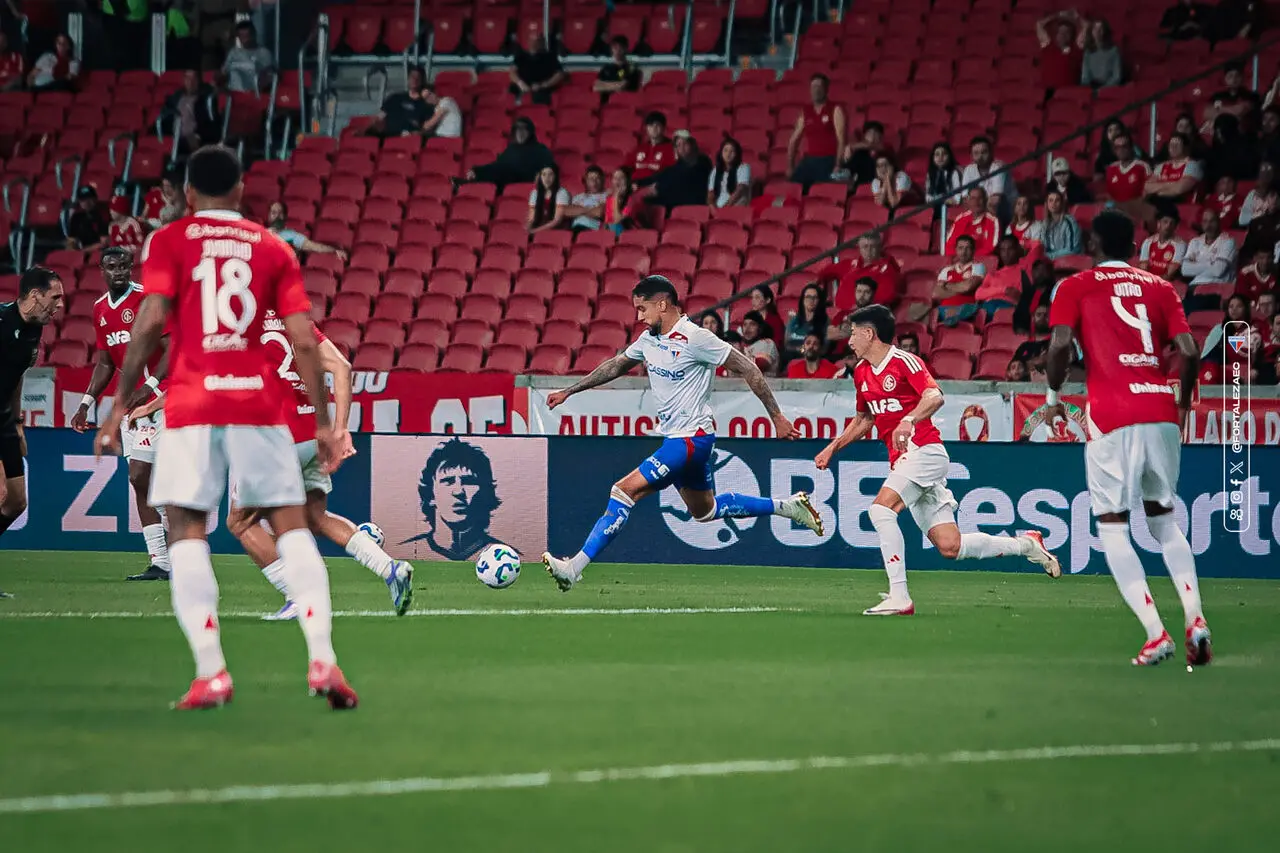 Atletas de Fortaleza e Internacional disputam bola