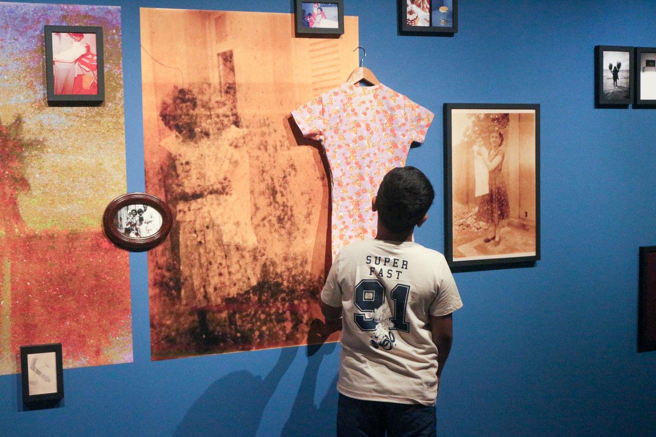 Imagens de arquivos familiares têm sido objeto de criação e reflexão na arte contemporânea; na foto, registro da obra 'São Benedito é como um rio que me corta por dentro', de Marília Oliveira (2024), em cartaz na exposição 'Bezoar do Tempo', no Museu da Imagem e do Som do Ceará