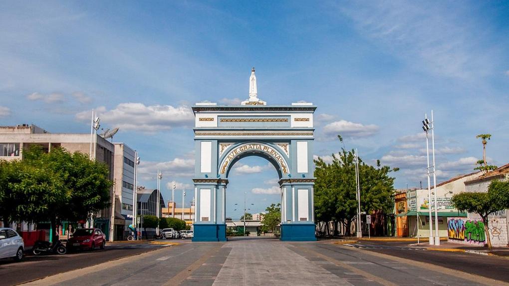 Foto que contém o Arco de Nossa Senhora de Fátima, conhecido como Arco do Triunfo de Sobral