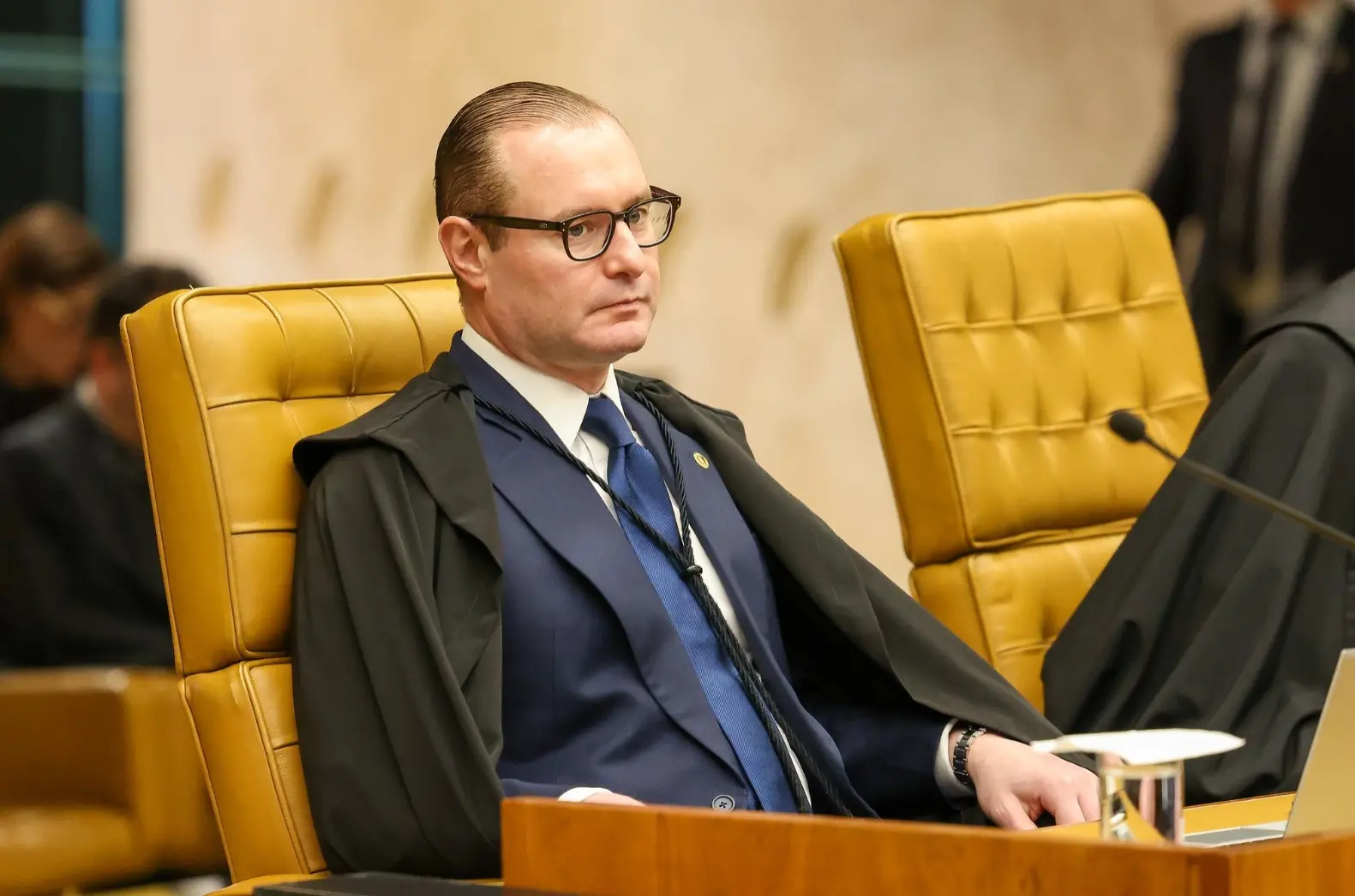 Cristiano Zanin sentado no plenário do STF