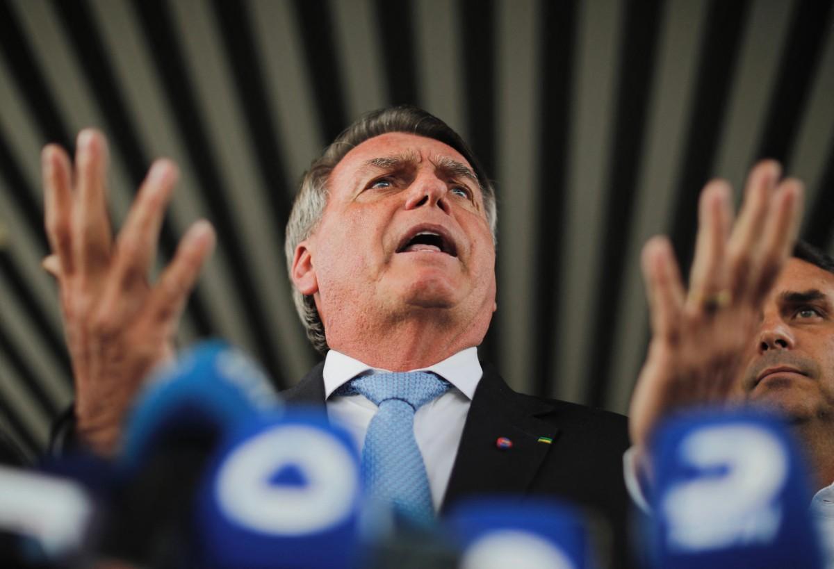Bolsonaro gesticula com as mãos para o alto durante entrevista coletiva