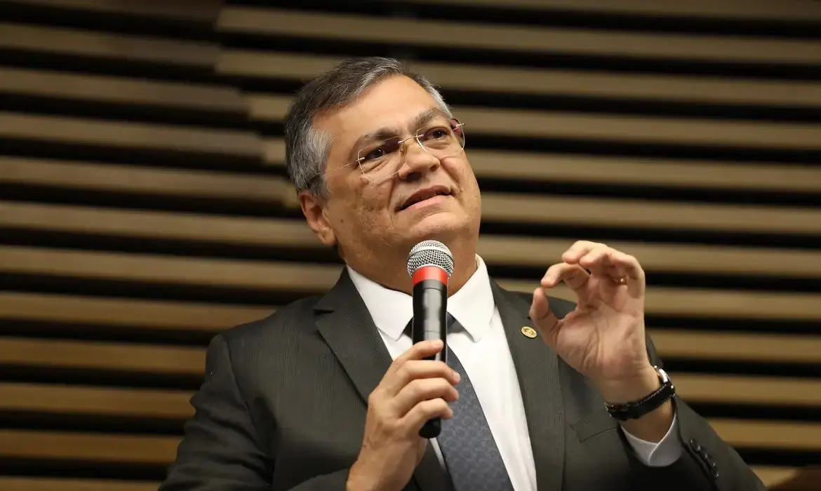 Imagem mostra Flávio Dino, ministro do STF hostilizado por mulher em voo no Maranhão